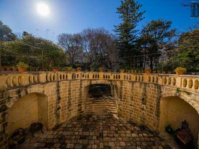 ...la corte in pietra e il rigoglioso giardino ospitano regolarmente eventi e concerti (foto di Valentina Rosati)
